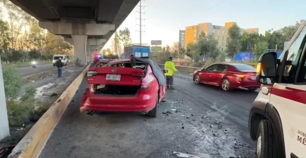 Auto destrozado en choque en la autopista México-Puebla.