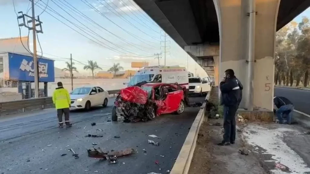 Dos muertos tras choque de auto con base del segundo piso de la México-Puebla