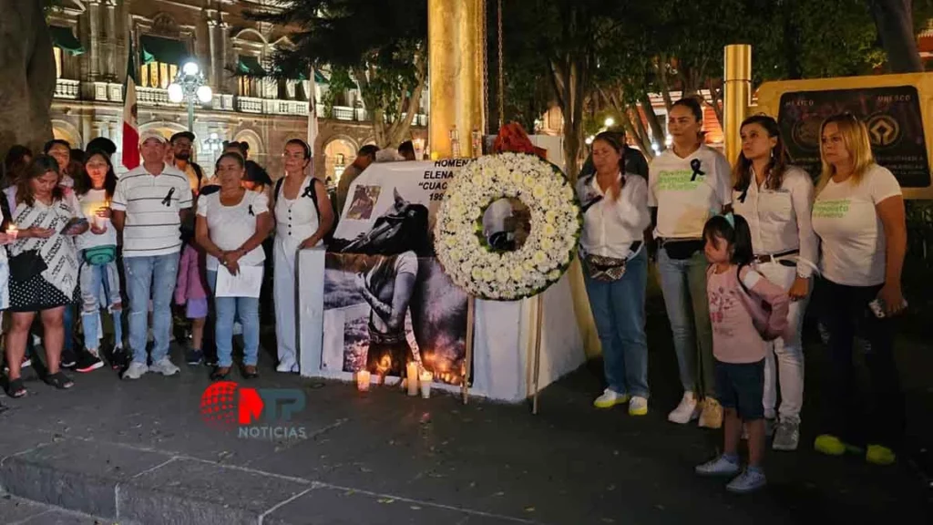 Con caballos iluminados con veladora homenajean a Elena Larrea en Zócalo de Puebla