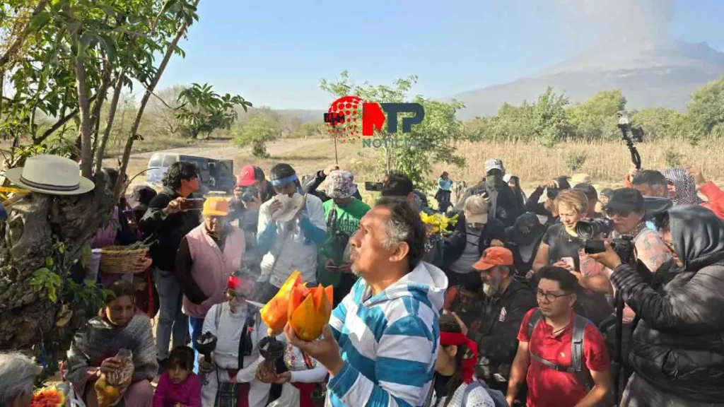 Pobladores ofrendan comida al volcán Popocatépetl en Puebla.