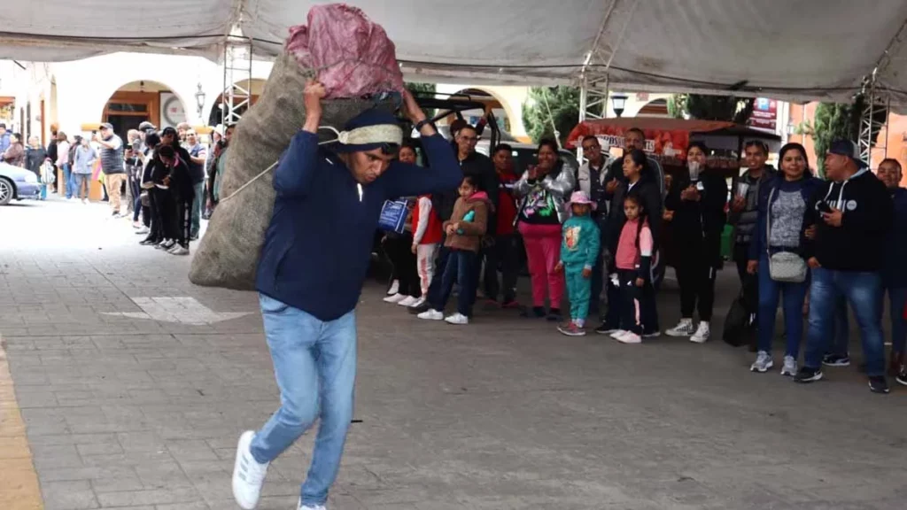 Conservan juegos tradicionales en Festival Cerro Rojo de Tlatlauquitepec