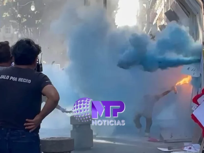 8M 2024 Puebla: enfrentan granaderos con gas lacrimógeno a feministas (VIDEO y FOTOS)