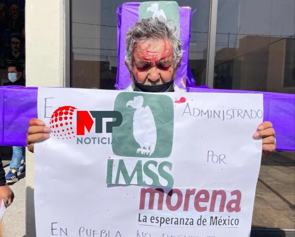 El señor Guadalupe Carpinteyro Uvera protesta por su pensión afuera del Hospital de IMSS San José en Puebla.