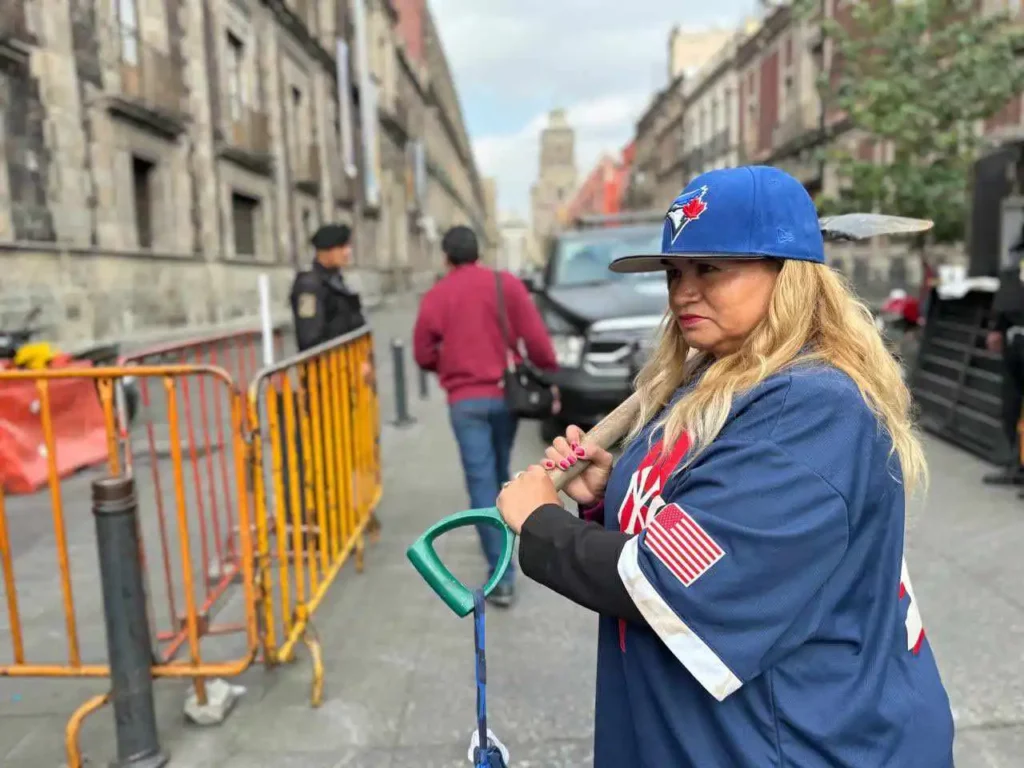 "Presidente, soy beisbolista ¿me deja pasar?": madre buscadora pide a AMLO que la reciba