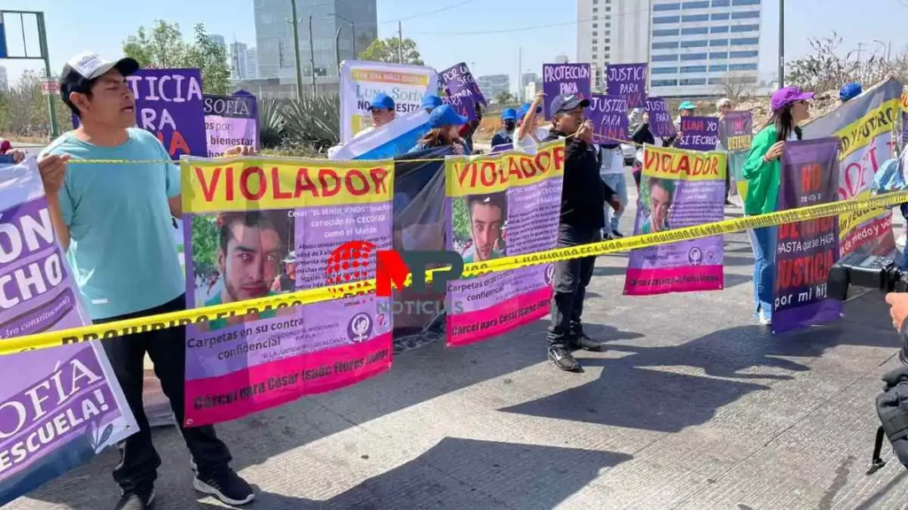 Protesta en Periférico por caso de niña Sofía que vive con su padre, quien presuntamente abusa de ella.