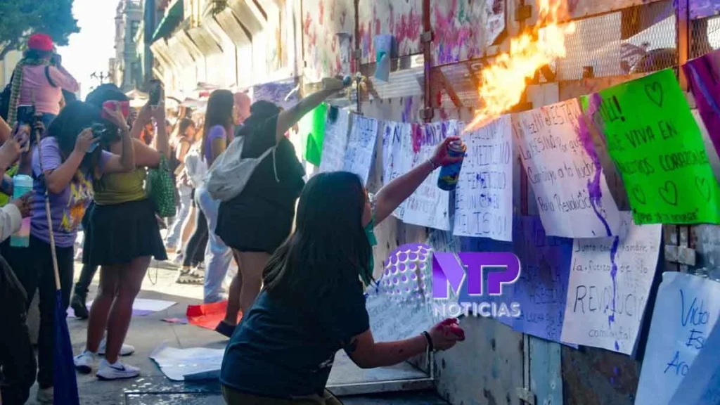 8M 2024 Puebla: enfrentan granaderos con gas de extintor a feministas (VIDEO y FOTOS)