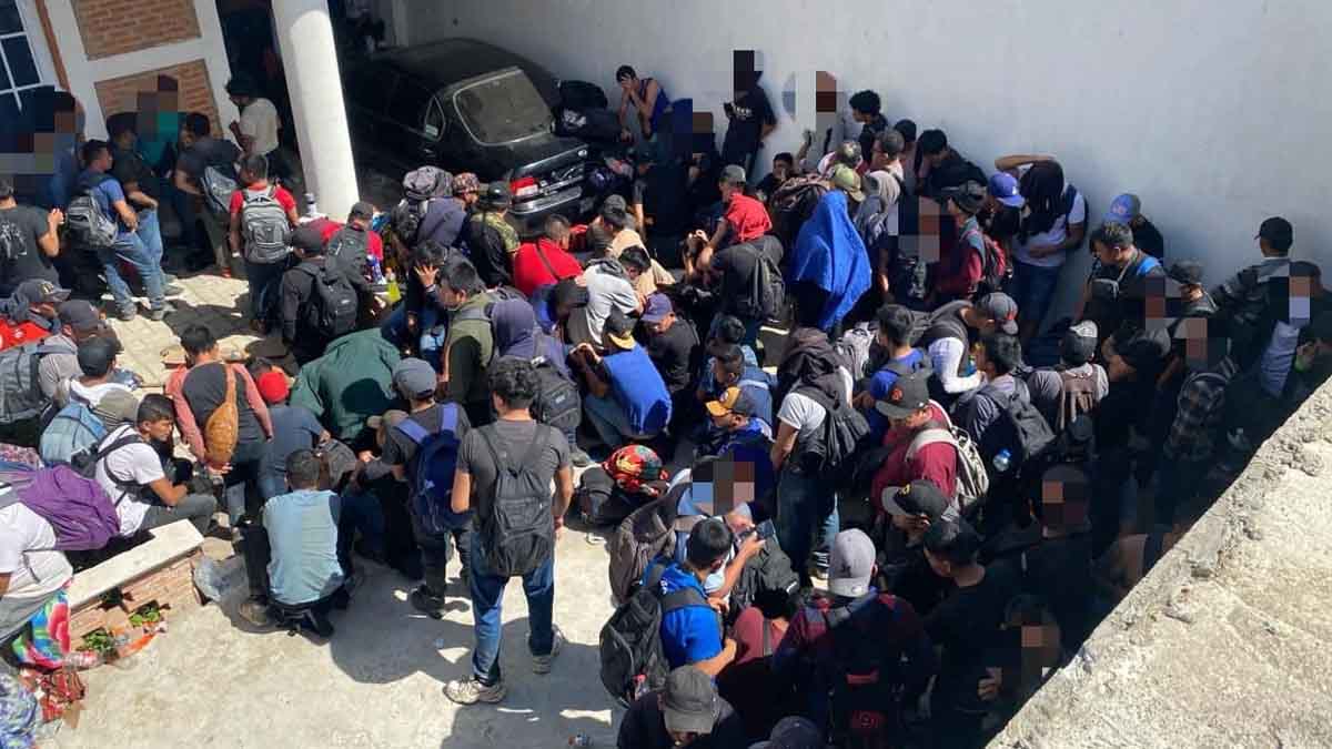 Hacinados en una cochera, fueron abandonados 270 migrantes en Ciudad Serdán (FOTOS)