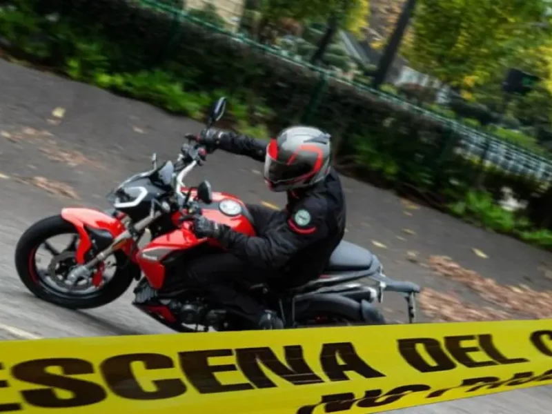 Muere motociclista que chocó contra auto en Diagonal Defensores
