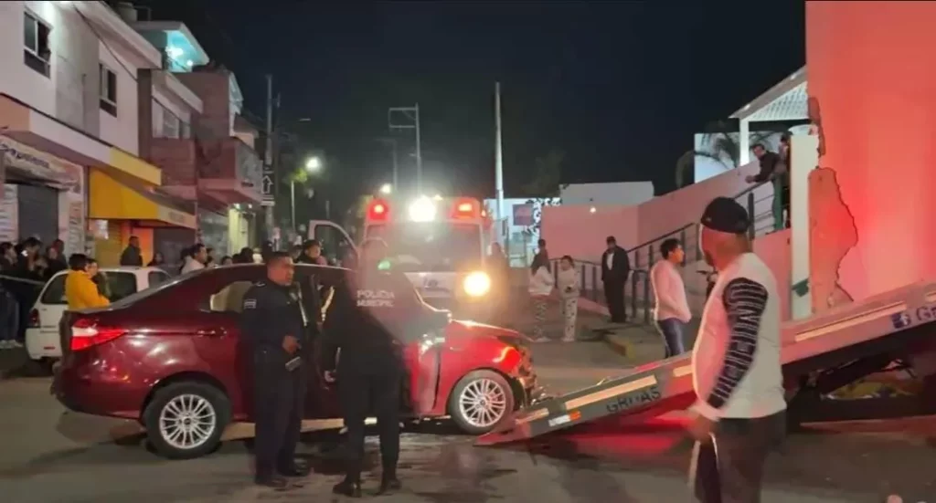 Grúa se lleva a auto de DiDi que presuntamente atropelló a dos personas en Cuautlancingo, Puebla.