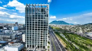 Mujer pierde la vida tras caer del piso 14 de un hotel en Monterrey