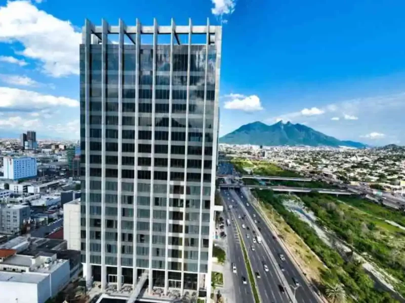 Mujer pierde la vida tras caer del piso 14 de un hotel en Monterrey