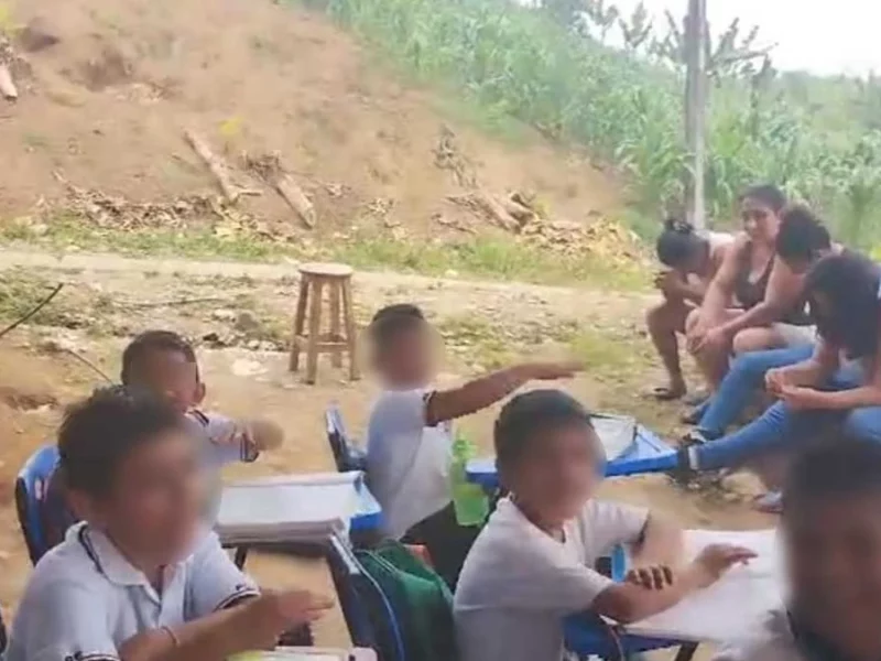 Embargan primaria de Hueytamalco, ahora niños toman clases entre cultivos
