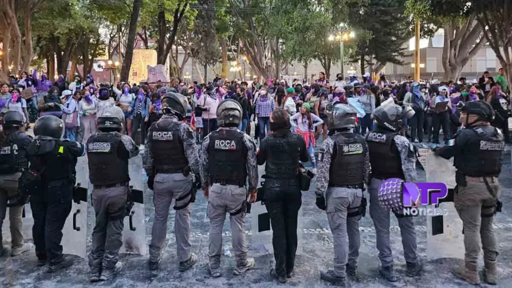 8M 2024 Puebla: enfrentan granaderos con gas lacrimógeno a feministas (VIDEO y FOTOS)