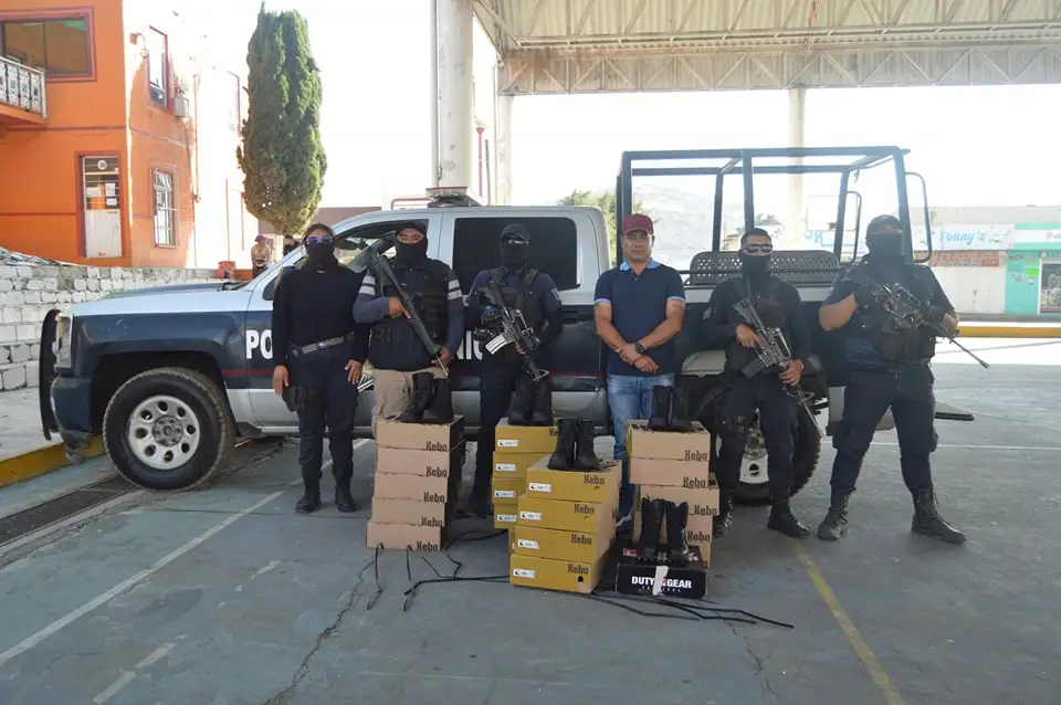 Presidente municipal de Esperanza, Puebla, entrega uniformes y equipo a policías municipales.