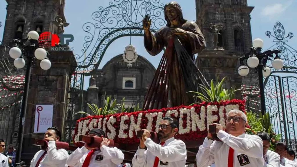 Encabezan arzobispo y gobernador Procesión de Viernes Santo en Puebla (FOTOS)