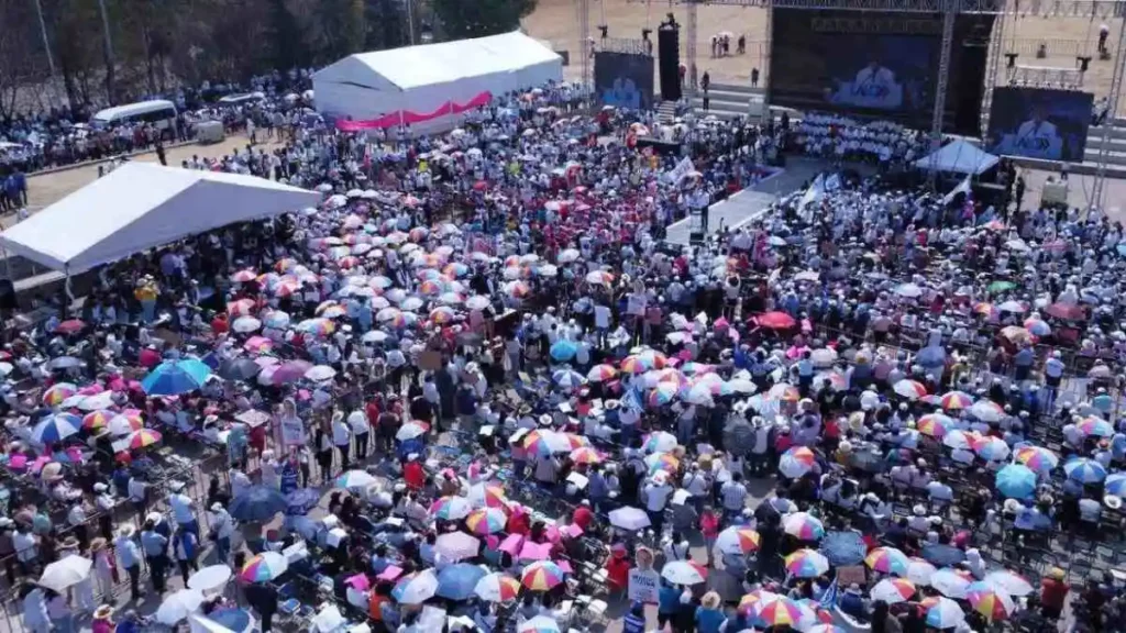 Vista aérea de asistentes a inicio de campaña de Eduardo Rivera en Los Fuertes, Puebla.