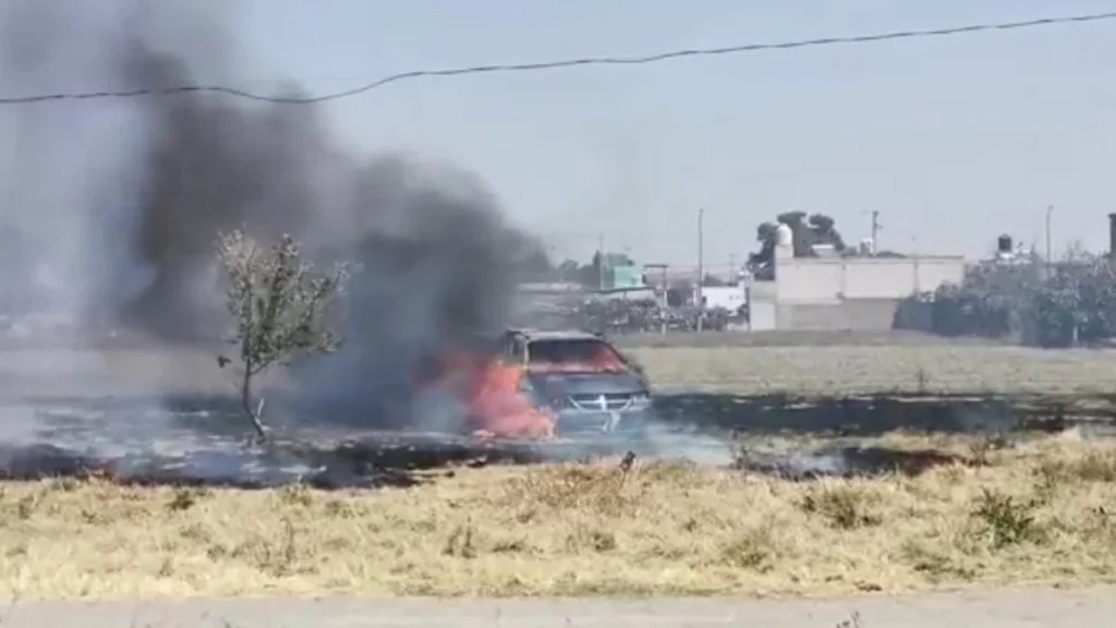 Queman auto de ladrones que asaltaron un negocio y asesinaron a un hombre en Cholula