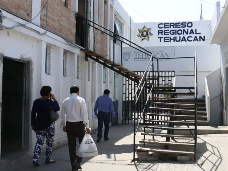 Cinco reos reubicados y una familia investigada por túnel en penal de Tehuacán