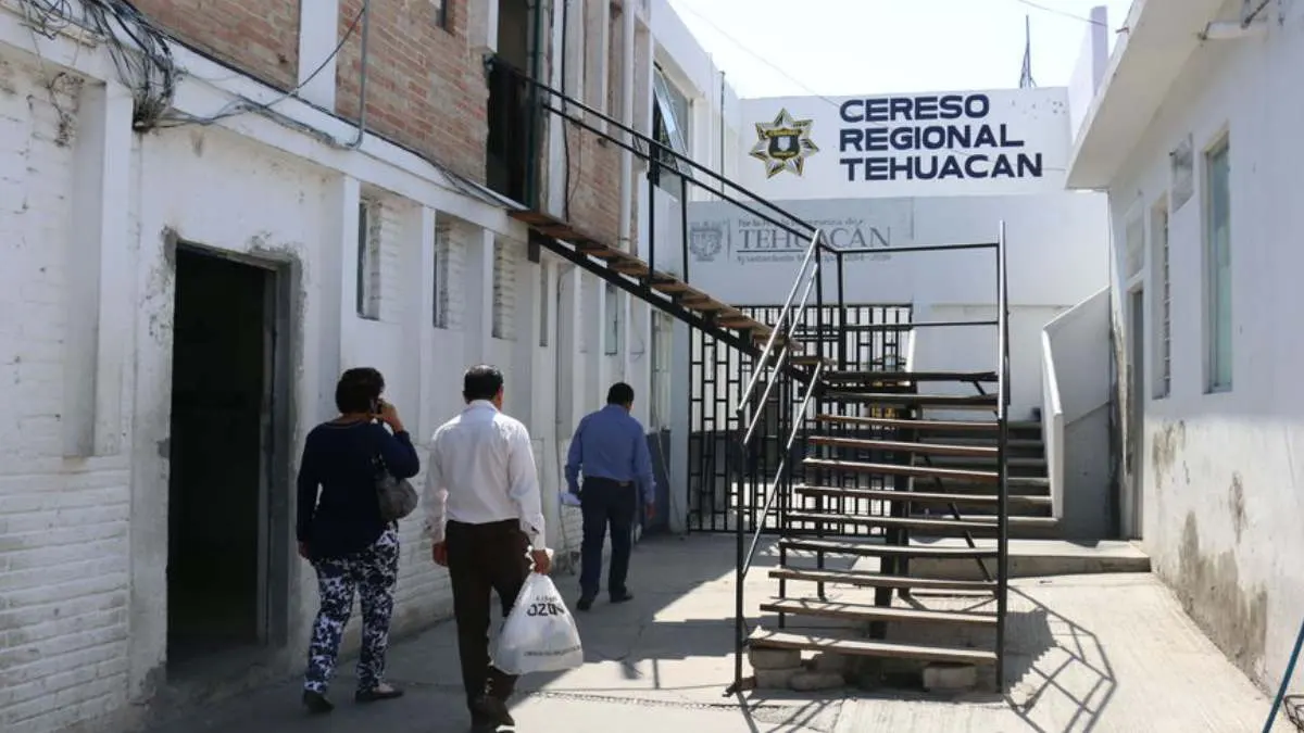 Cinco reos reubicados y una familia investigada por túnel en penal de Tehuacán