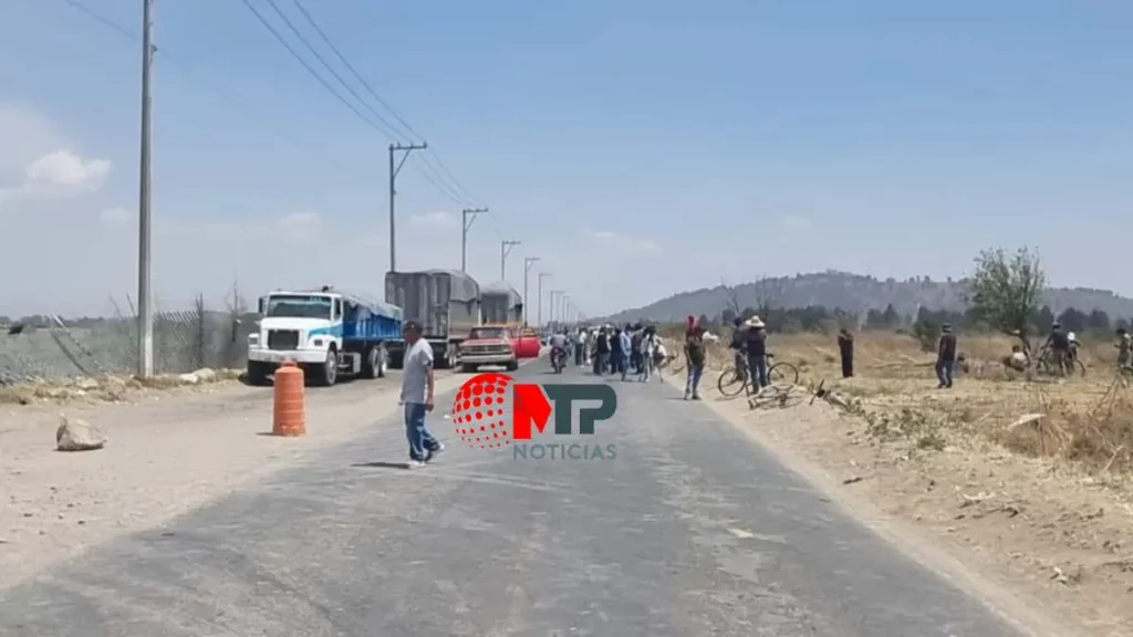 Con tráiler y autos pobladores de Calpan, Cholula y Juan C. Bonilla bloquean carretera.
