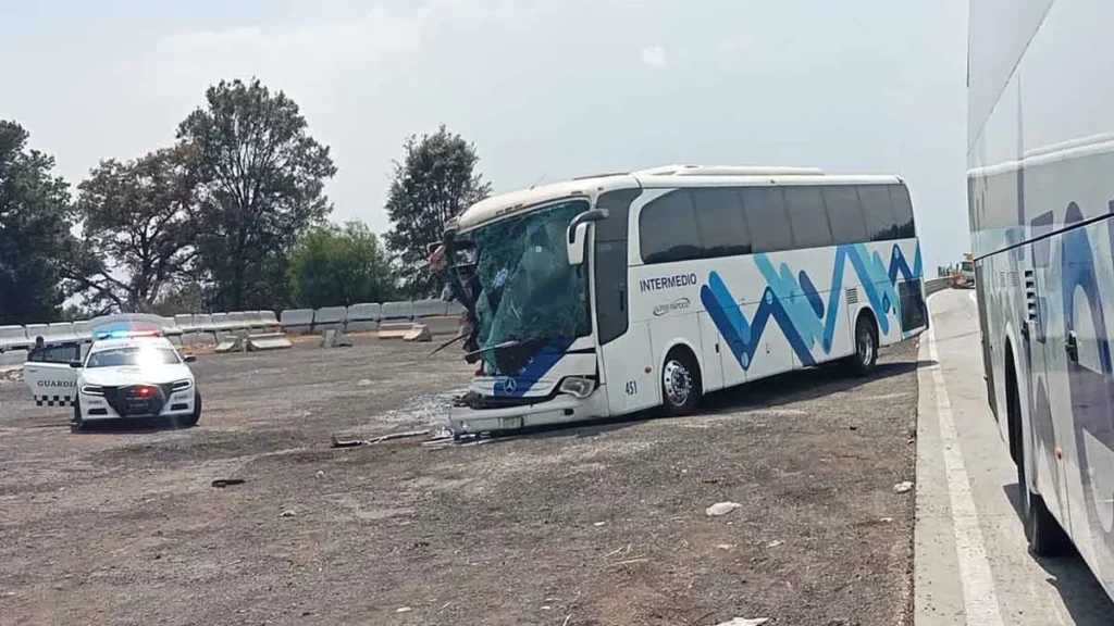 Choca autobús de Súper Rápidos contra tráiler y deja 15 heridos en la México-Puebla
