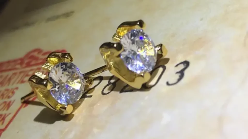 Compra aretes de diamantes Cartier por 'error' en 237 pesos, su valor es de 237 mil pesos