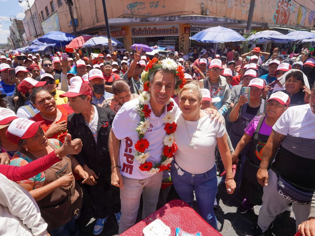Pepe Chedraui con locatarios del mercado 5 de Mayo
