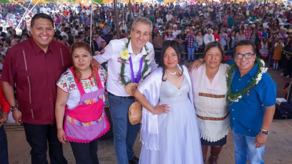 Pepe Chedraui en la Feria de La Resurrección corona a la reina