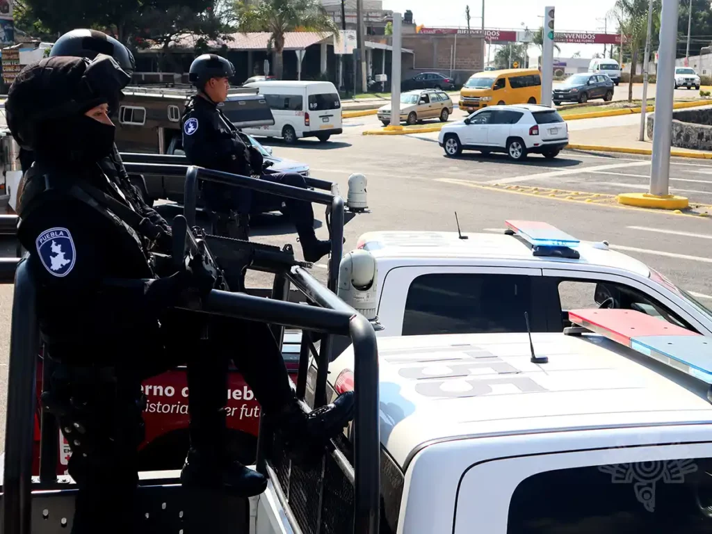 Patrullas de Policía Estatal en operativo en ciudad de Puebla