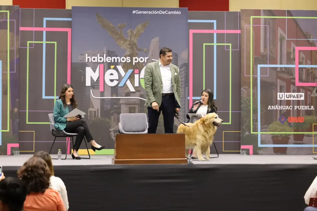 Alejandro Armenta llega a conversatorio con estudiantes UPAEP acompañado de su perro 'Tomy'.