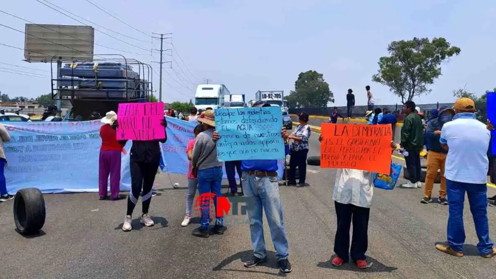 Automovilistas exigen reabrir ambos sentidos de la México-Puebla; se arma pleito (EN VIVO)
