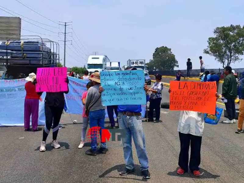Automovilistas exigen reabrir ambos sentidos de la México-Puebla; se arma pleito (EN VIVO)