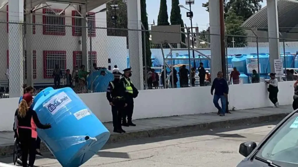 Toño López exhibe entrega de tinacos azules a cambio de credenciales de elector