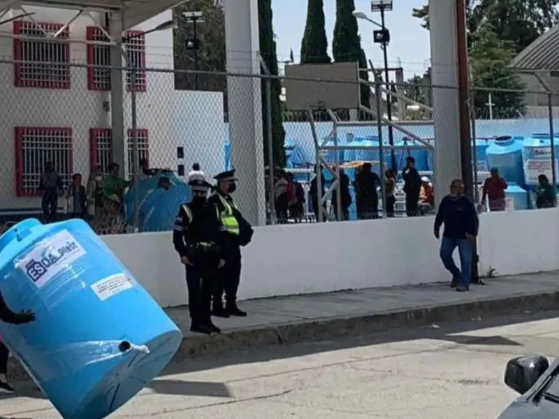 Toño López exhibe entrega de tinacos azules a cambio de credenciales de elector