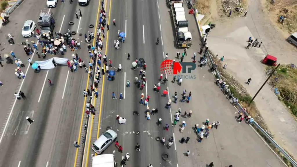Vista aérea de bloqueo de pobladores de Xoxtla en la autopista México-Puebla.