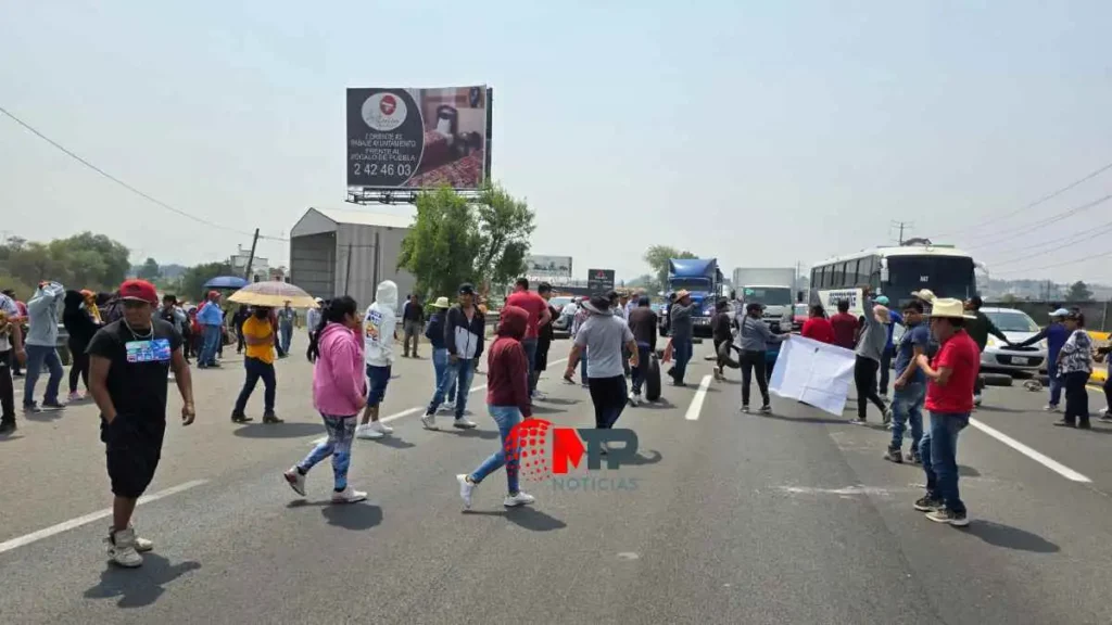 ¡Precaución! Bloquean la México-Puebla por perforación de pozo en Castores
