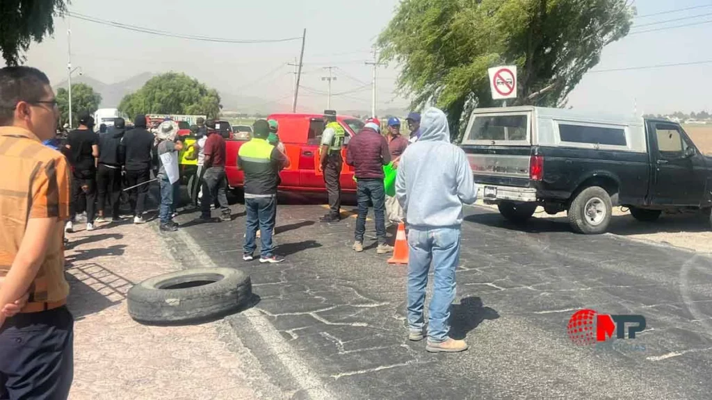 Bloquean la Amozoc-Perote: piden sofocar incendio que ha dejado dos muertos