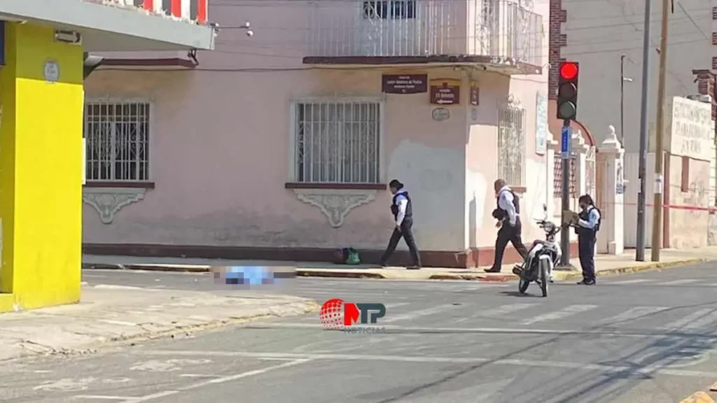 Policías vigilan zona donde quedó tendido hombre de la tercera edad atropellado en Puebla.