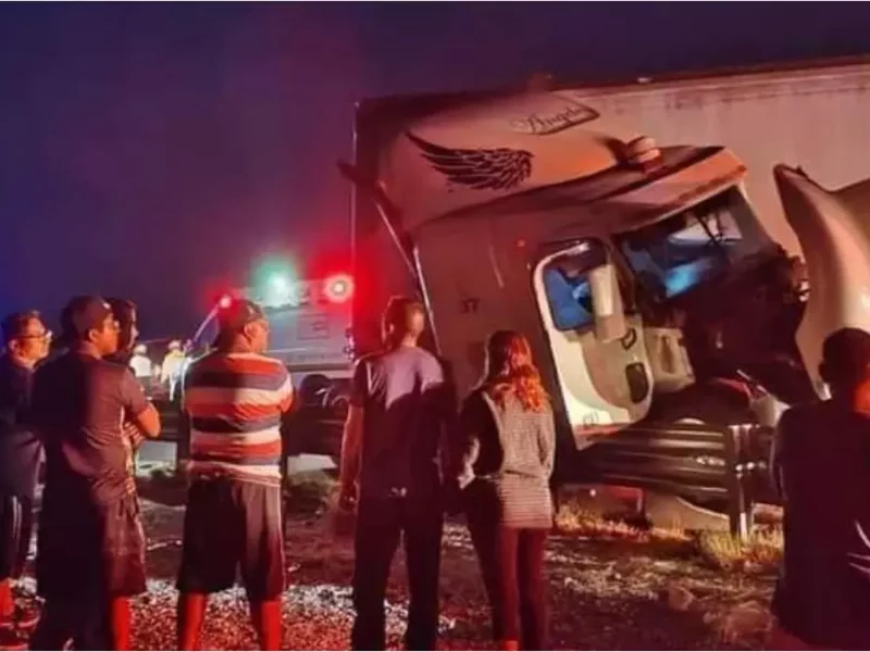 Carambola entre tráiler y camioneta provoca cierre de la Cuacnopalan-Oaxaca
