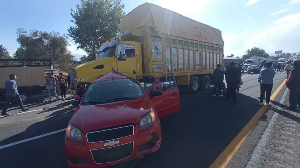 Carambola de camiones y autos deja heridos en la México-Puebla (FOTOS)