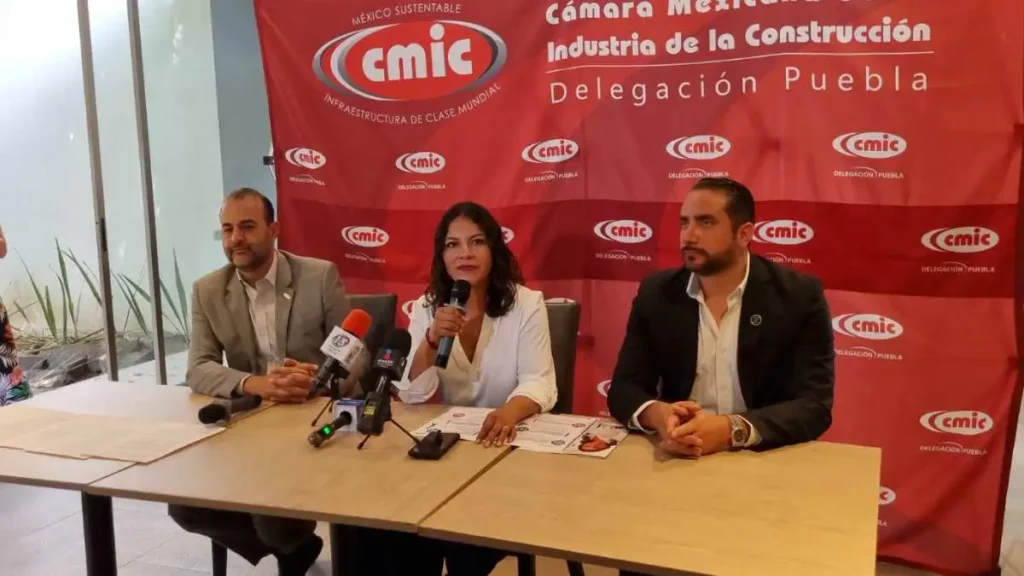 Lupita Cuautle ante integrantes de la Cámara Mexicana de la Industria de la Construcción (CMIC) delegación Puebla.