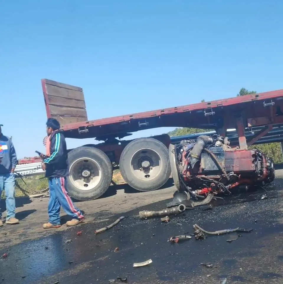 Parte trasera de camión de carga con daños tras choque