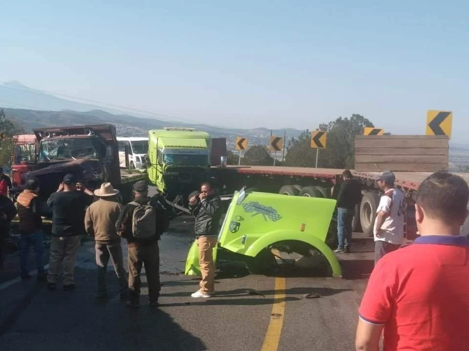Obstrucción de camiones dañados tras choque en la Tlaxco-Chignahuapan.