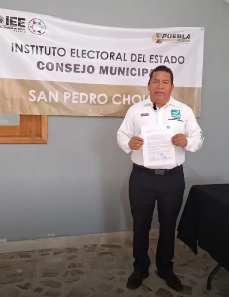 Candidato de Nueva Alianza a la alcaldía cholulteca, Abundio Sandre Popoca muestra solicitud para debate.