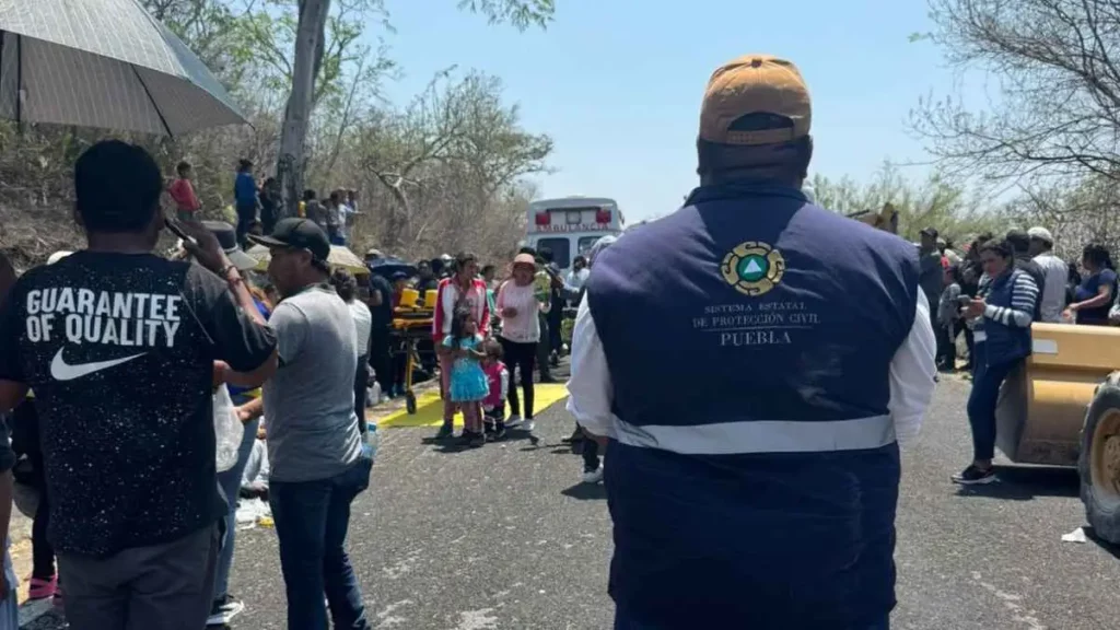 Dos muertos y 10 heridos deja volcadura de autobús turístico en Huehuetlán el Grande