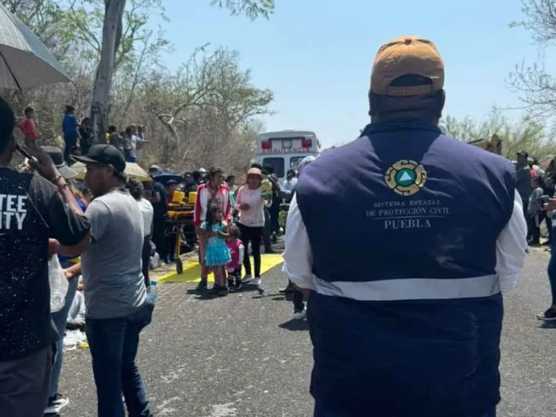 Dos muertos y 10 heridos deja volcadura de autobús turístico en Huehuetlán el Grande