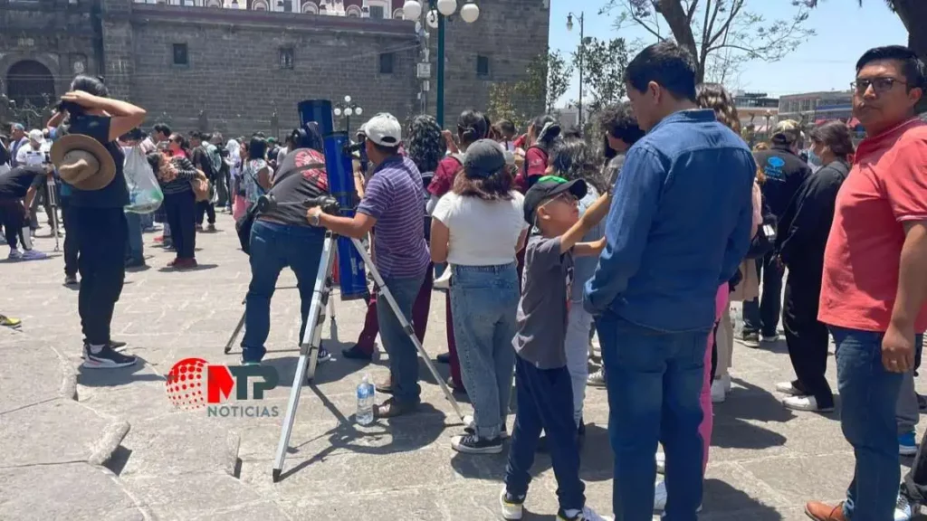 Eclipse solar 2024 ‘opaca’ regreso a clases en Puebla: así se vivió (FOTOS)