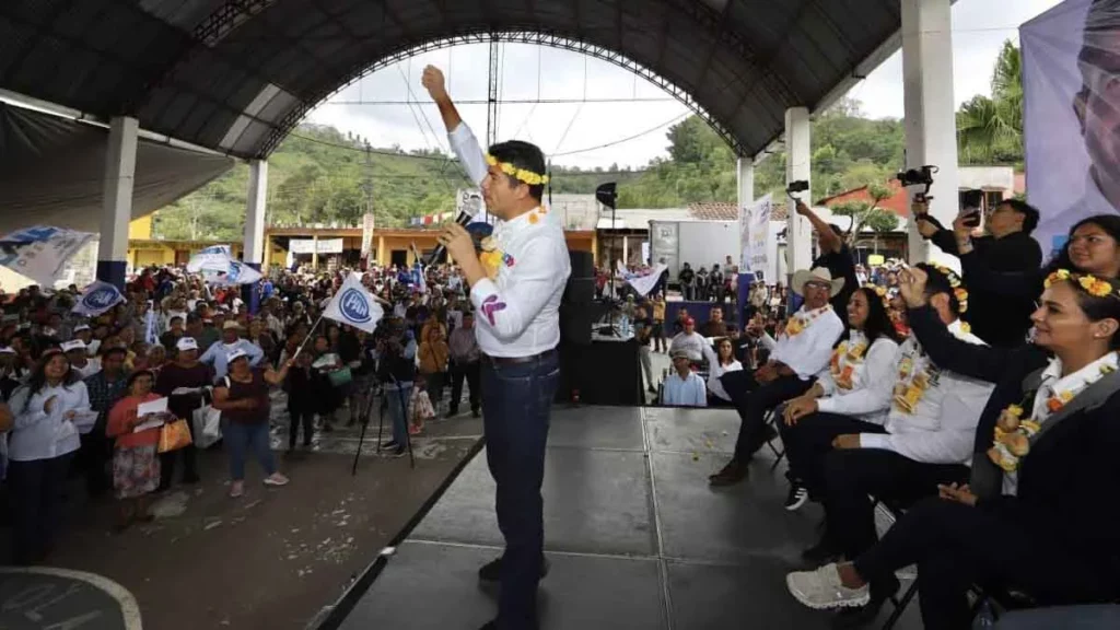 Mil kilómetros de caminos en la Sierra Norte, promete Lalo Rivera en Tlaola