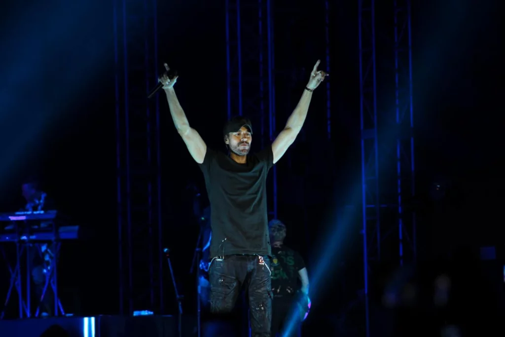 Enrique Iglesias cantando en escenario de la Feria de Puebla 2024.