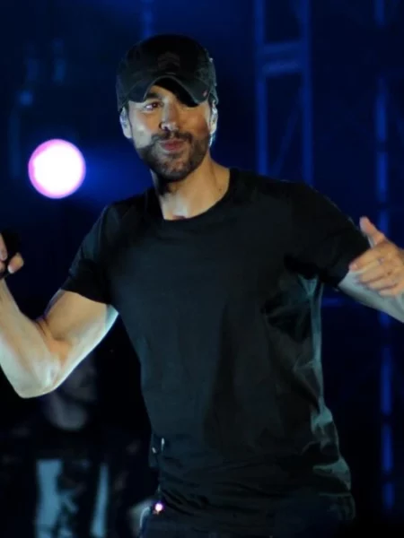 Con dos escenarios, Enrique Iglesias puso a bailar al público en la Feria de Puebla